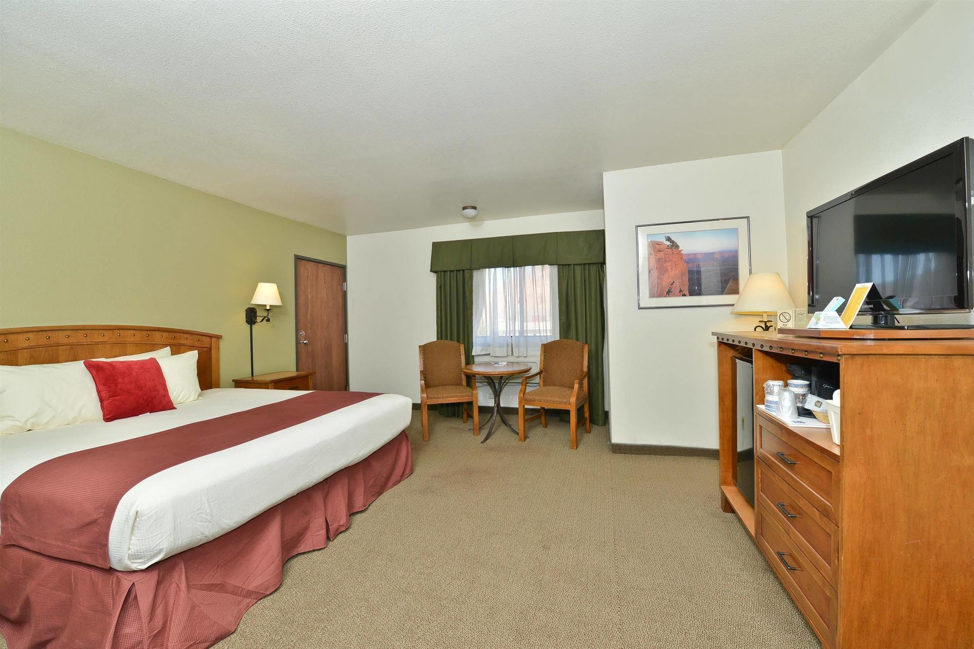 Western Red Hills Hotel 3*